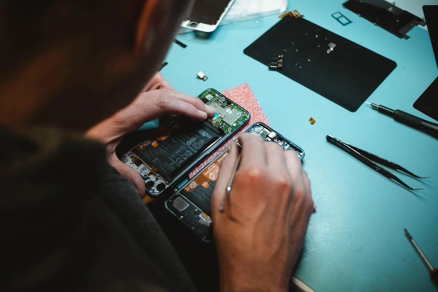 repair shops near me - repairing iPhones and Samsung